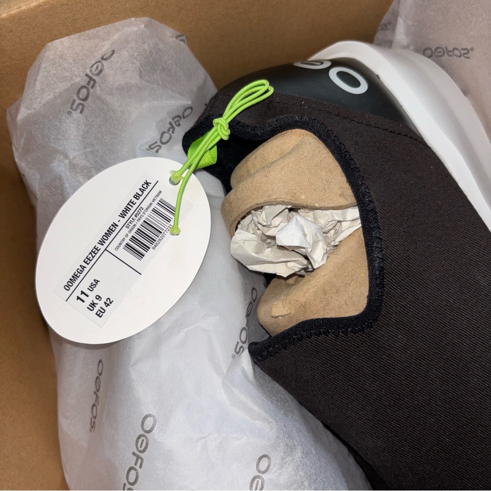 OOFOS Women's OOmеga eeZee Slip-On Shoe Box - Black White - Picture 6 of 7